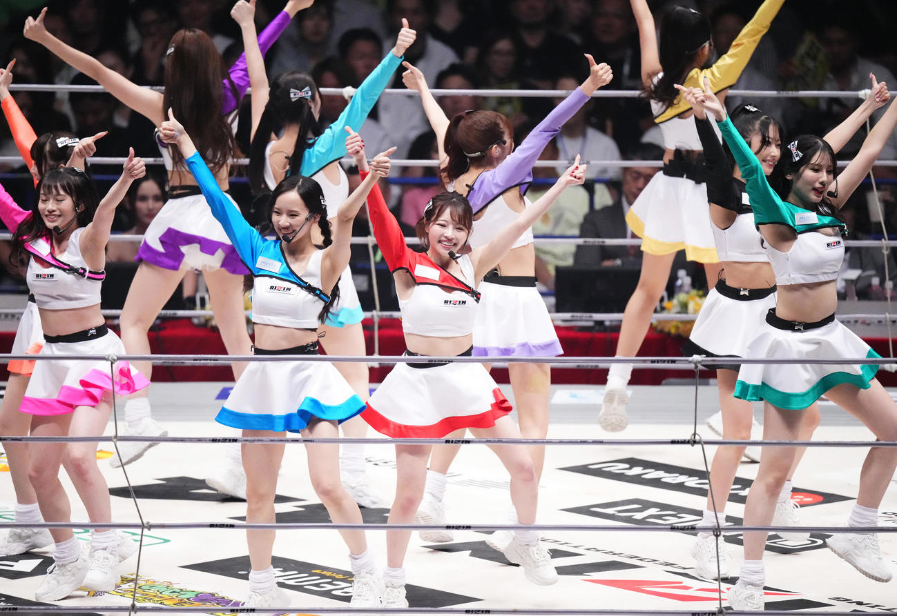 歌とダンスで会場を盛り上げるRIZIN GIRL（撮影・菅敏）
