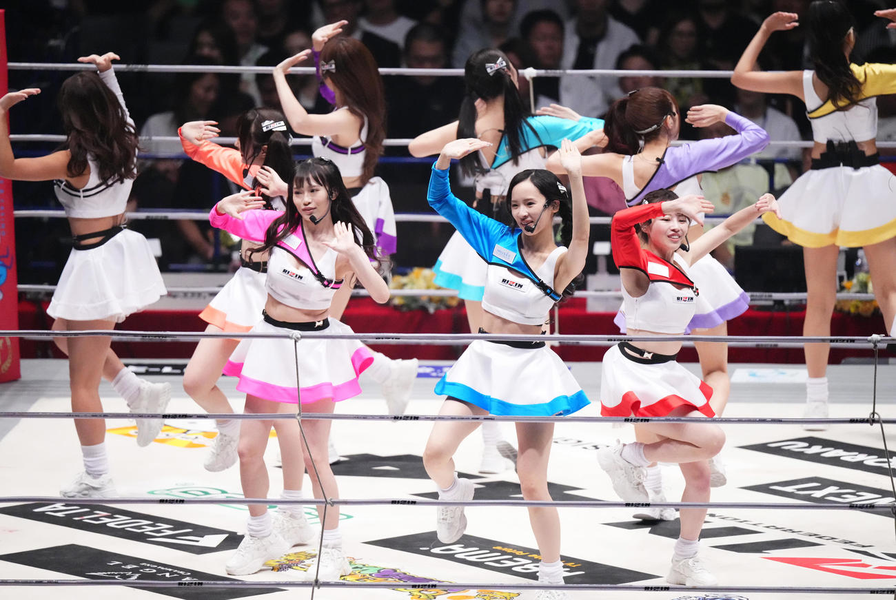 歌とダンスで会場を盛り上げるRIZIN GIRL（撮影・菅敏）