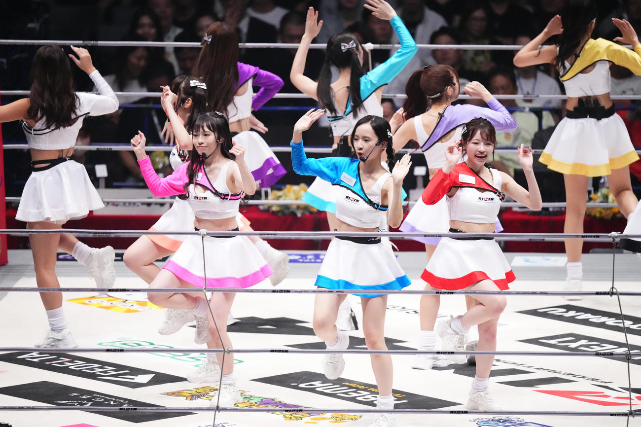 歌とダンスで会場を盛り上げるRIZIN GIRL（撮影・菅敏）