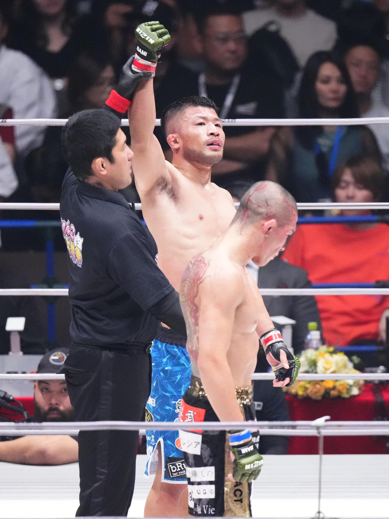 判定で横山（手前）を破り、勝ち名乗りを受ける摩嶋（撮影・菅敏）
