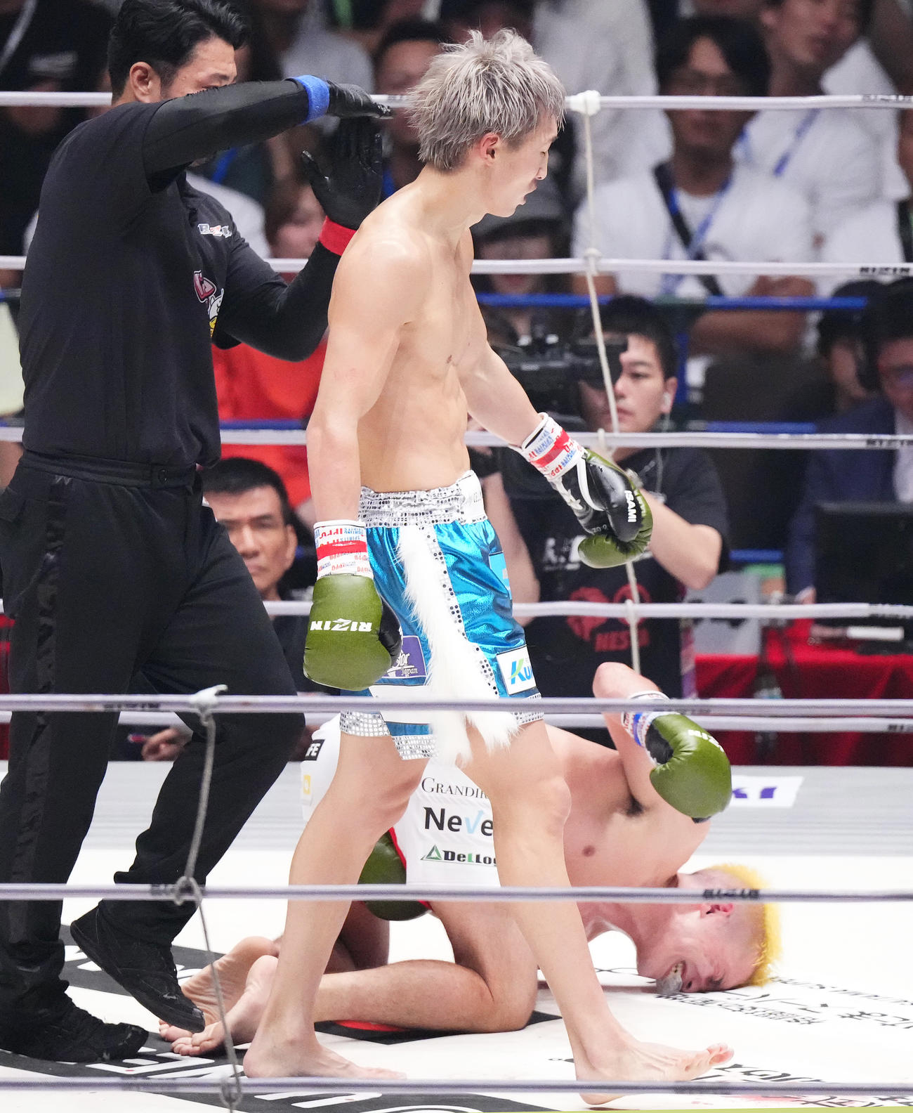 3回、下腹部にパンチを受けもん絶する宇佐美パトリック（奥）を前にする安保（撮影・菅敏）