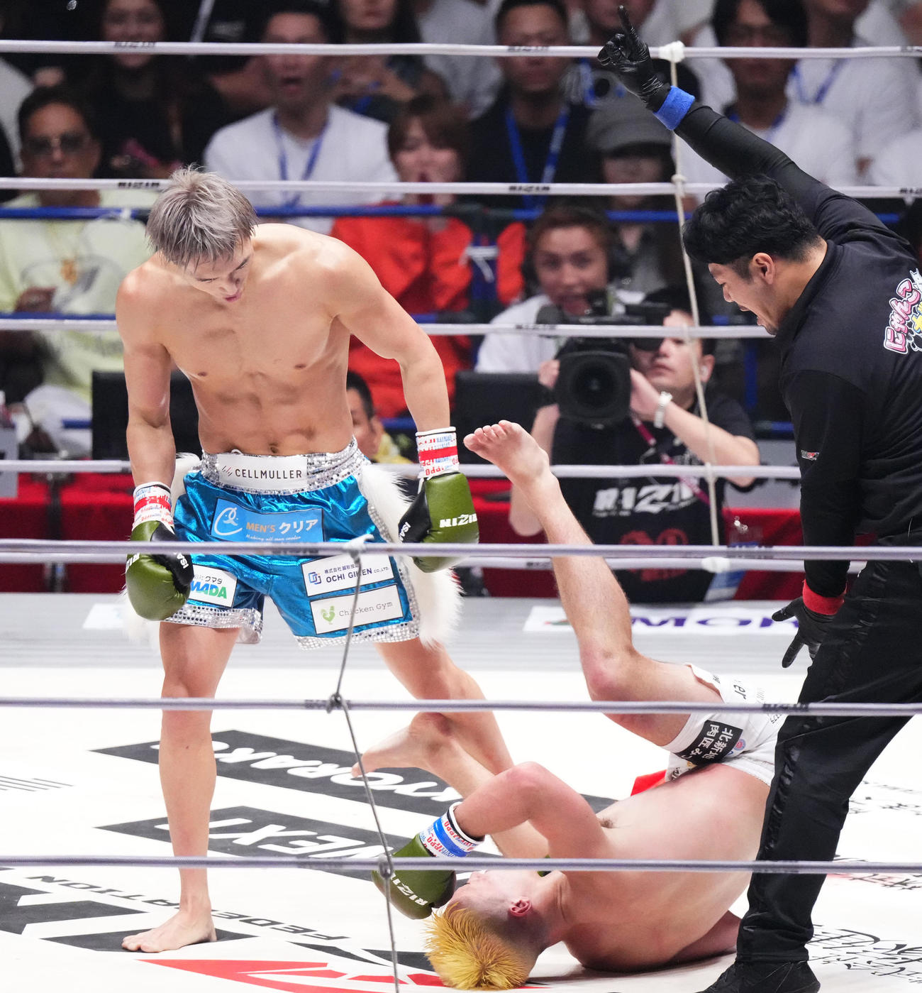 3回、宇佐美（右）からダウンを奪う安保（撮影・菅敏）