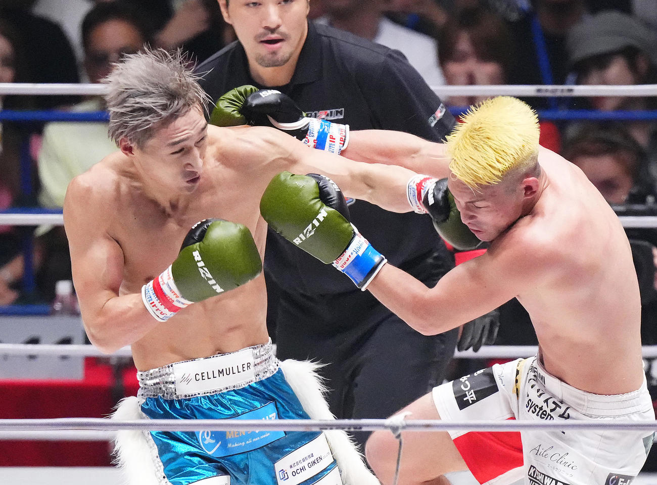 3回、宇佐美（右）の顔面にパンチを見舞う安保（撮影・菅敏）