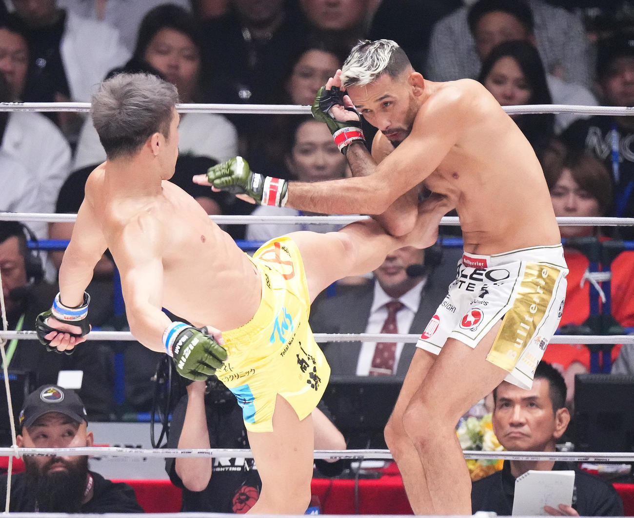 3回、クレベル（右）にミドルキックを見舞う金原（撮影・菅敏）