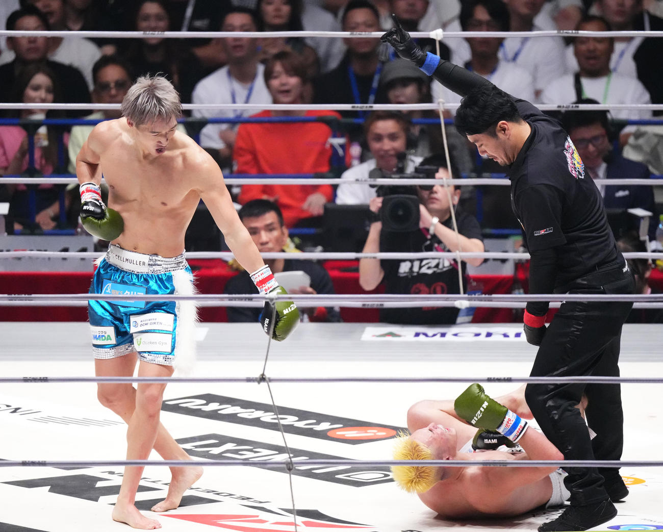 3回、宇佐美（右）からダウンを奪う安保（撮影・菅敏）