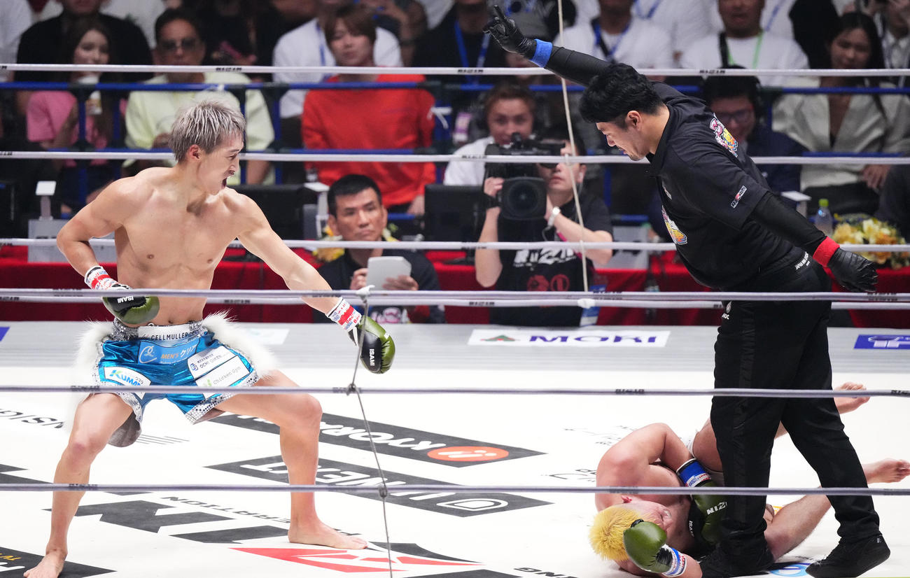3回、宇佐美（右）からダウンを奪う安保（撮影・菅敏）