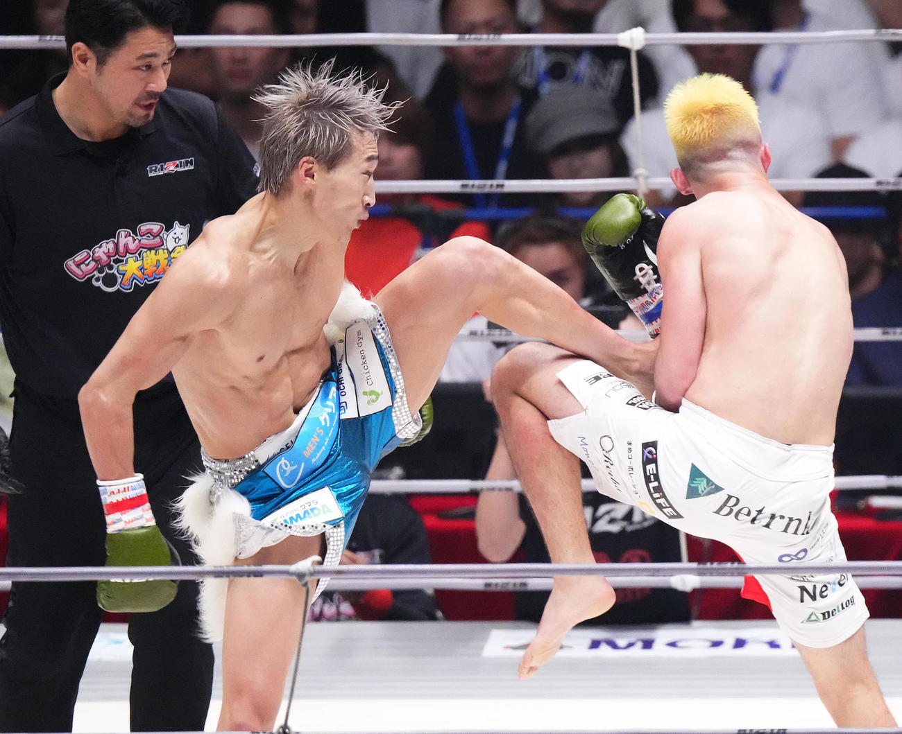 3回、宇佐美（右）にキックを見舞う安保（撮影・菅敏）