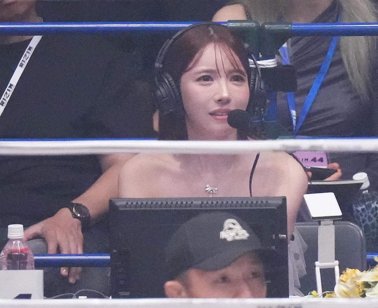 試合を見守る元セクシー女優でタレントの三上悠亜（撮影・菅敏）