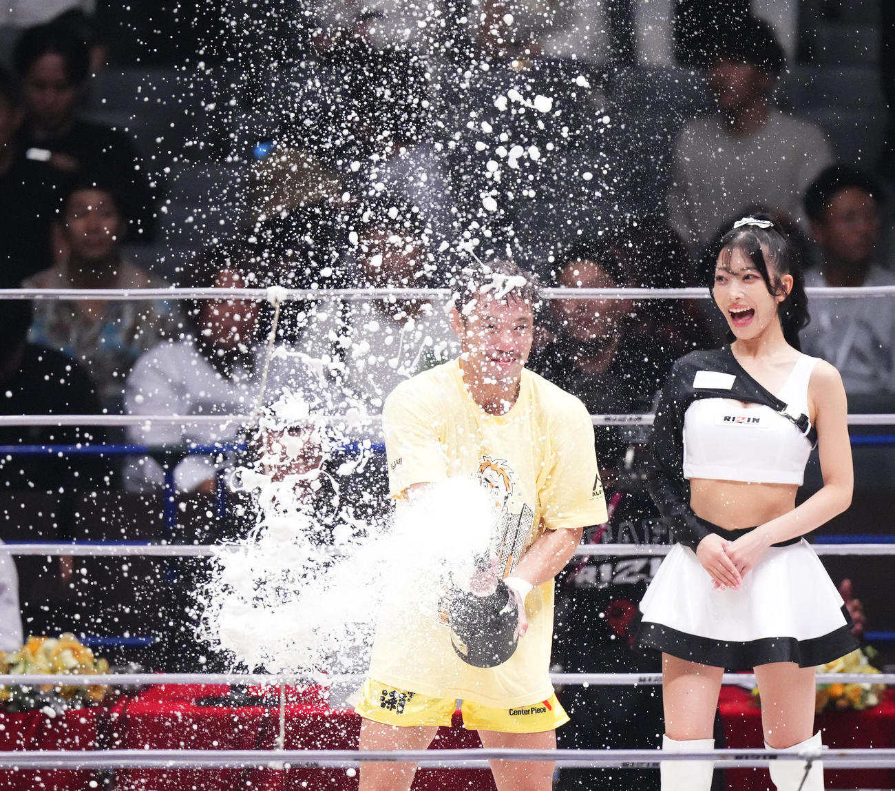 クレベルに勝利し、シャンパンを浴びる金原（撮影・菅敏）