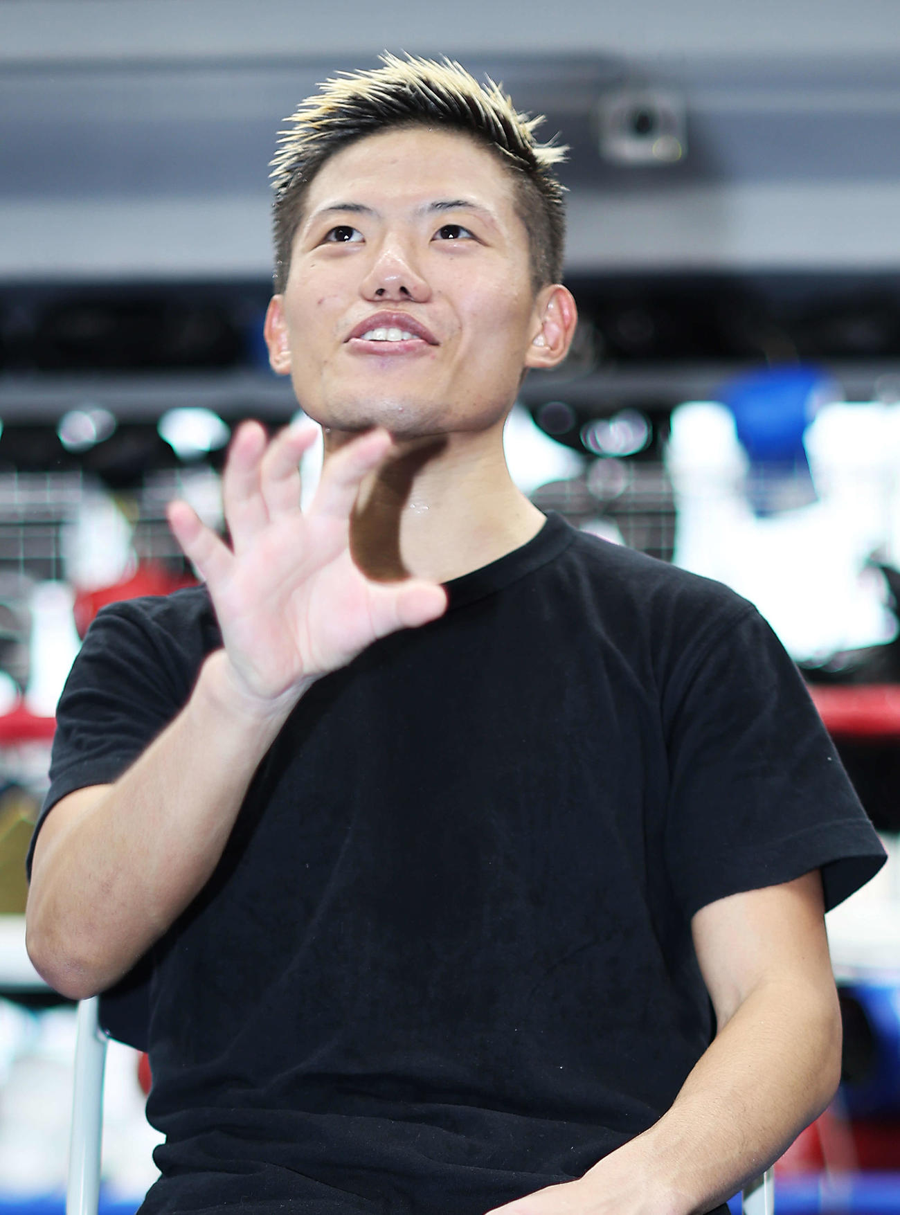 公開練習を終え、記者の質問に答える重岡（撮影・河田真司）