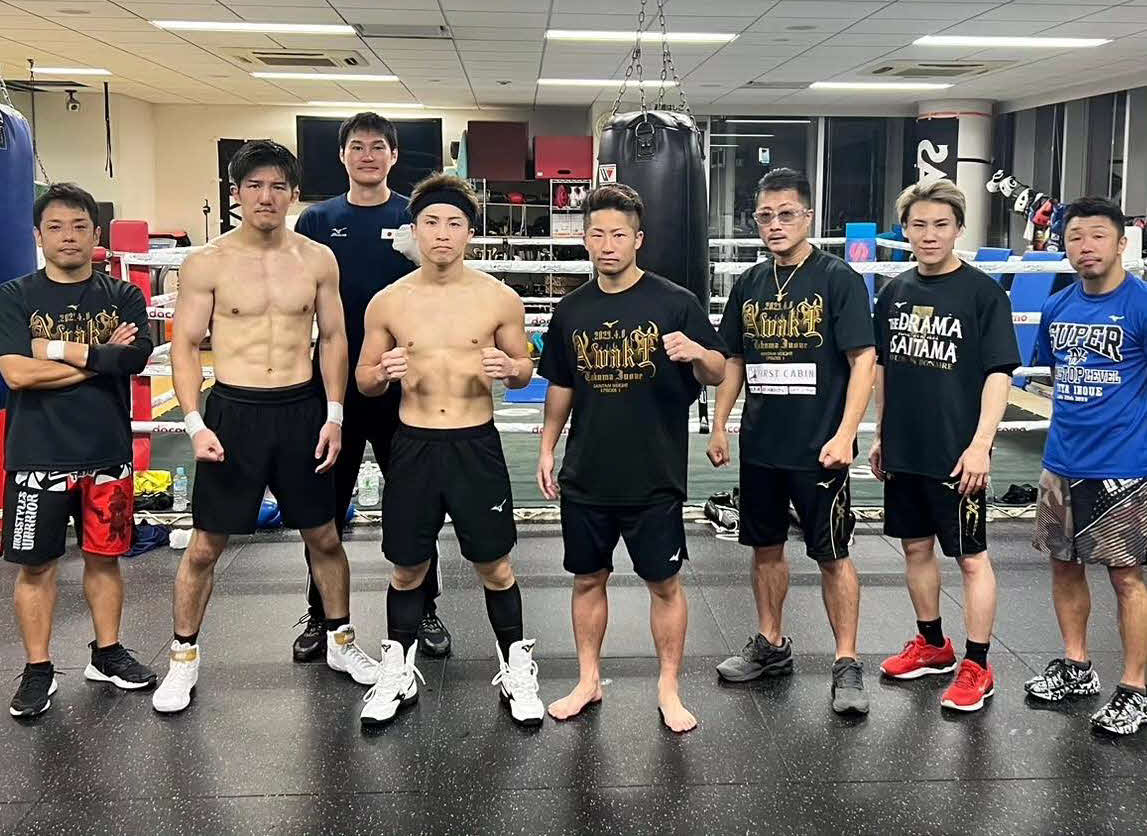 ジム内合宿を打ち上げた井上尚弥（左から4番目）、井上拓真（同5番目）らチーム井上メンバー（大橋ジム提供）