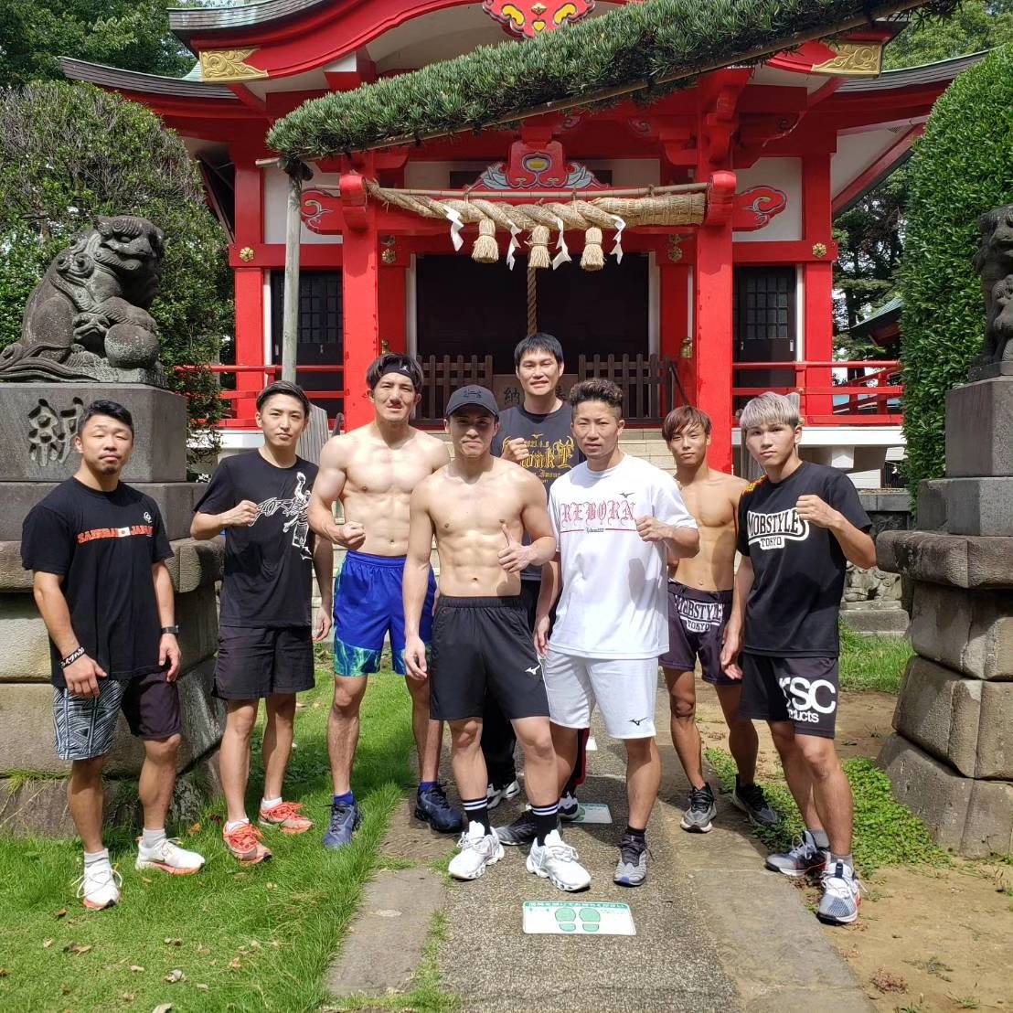 同門メンバーらと走り込む井上尚弥（左から4番目）、井上拓真（同6番目）（大橋ジム提供）