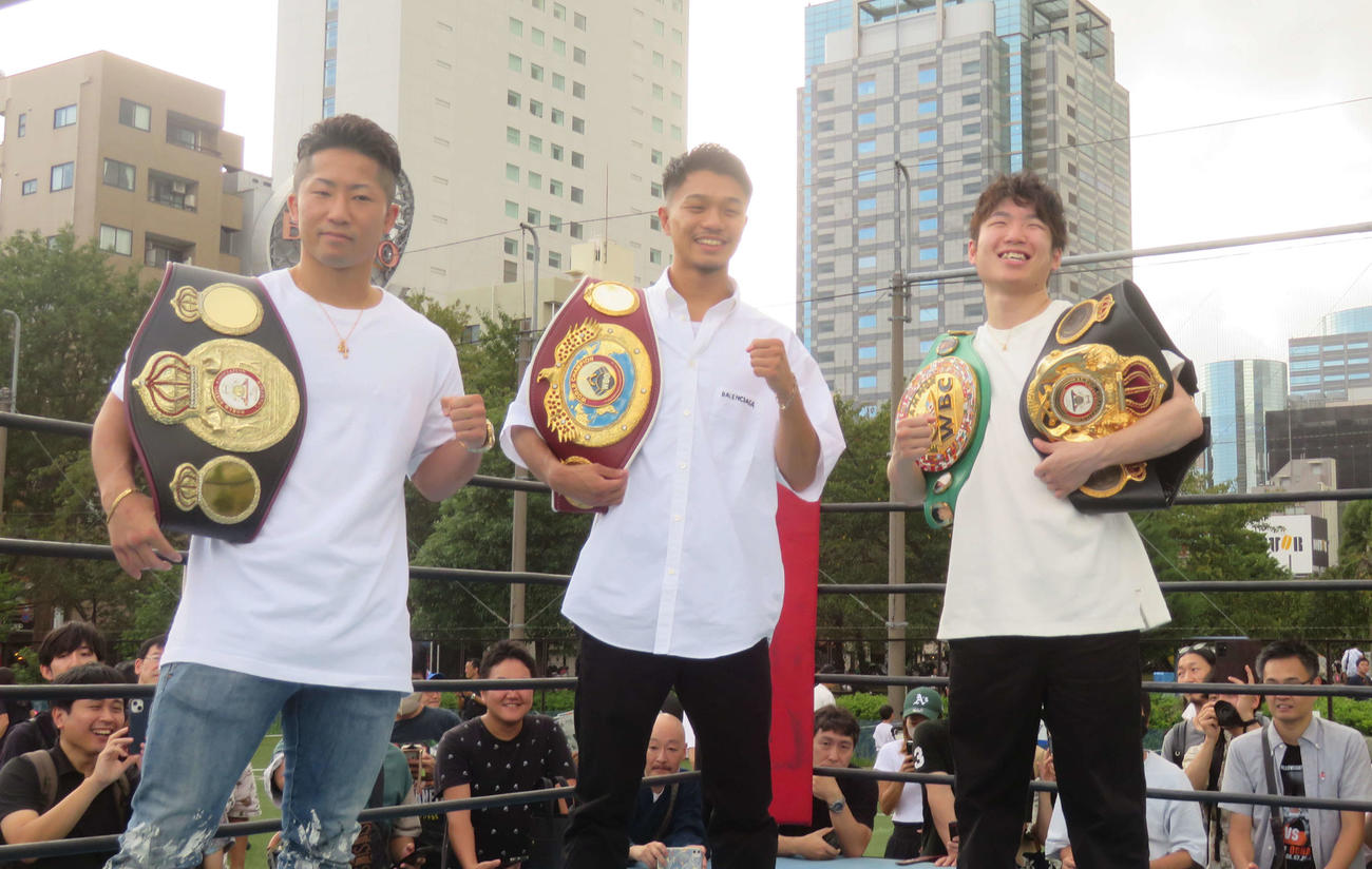 すみだまつりの特設リングで先にトークイベントに臨んだ寺地拳四朗（右端）、中谷潤人（中央）と世界王者3人で並んだ井上拓真