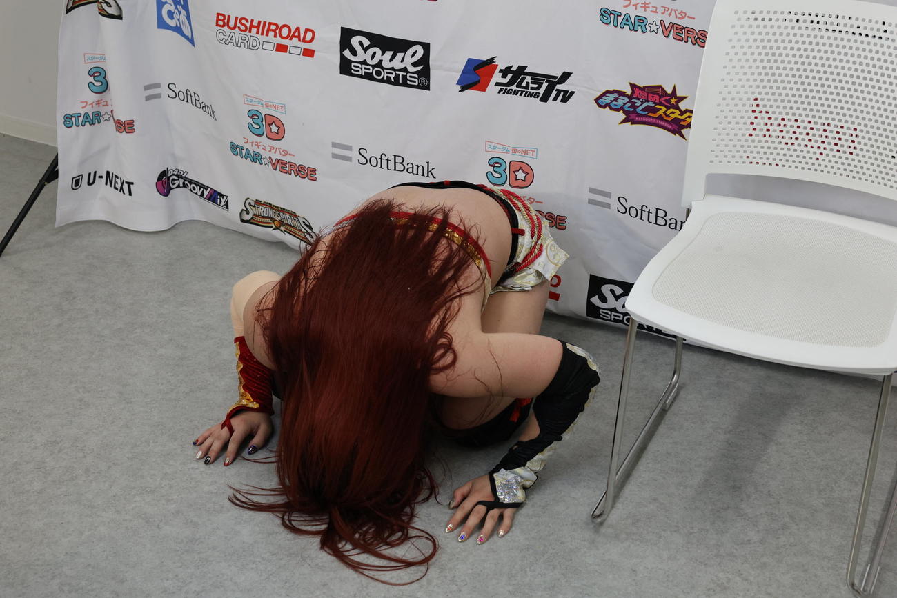 5★STAR GP　バックステージで額をつけ、謝罪する舞華（撮影・渋谷征平）