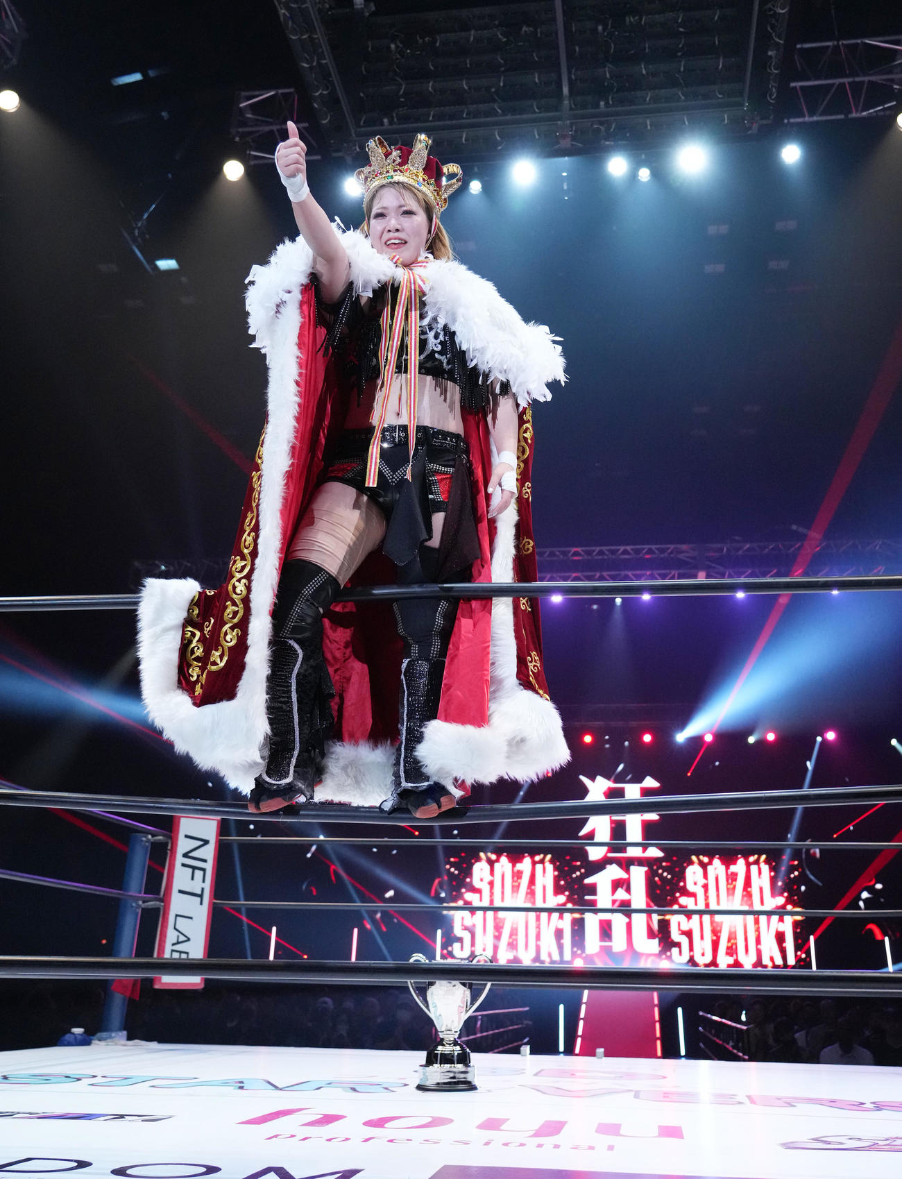 優勝決定戦で舞華を破り、ポーズをとる鈴季すず（撮影・菅敏）