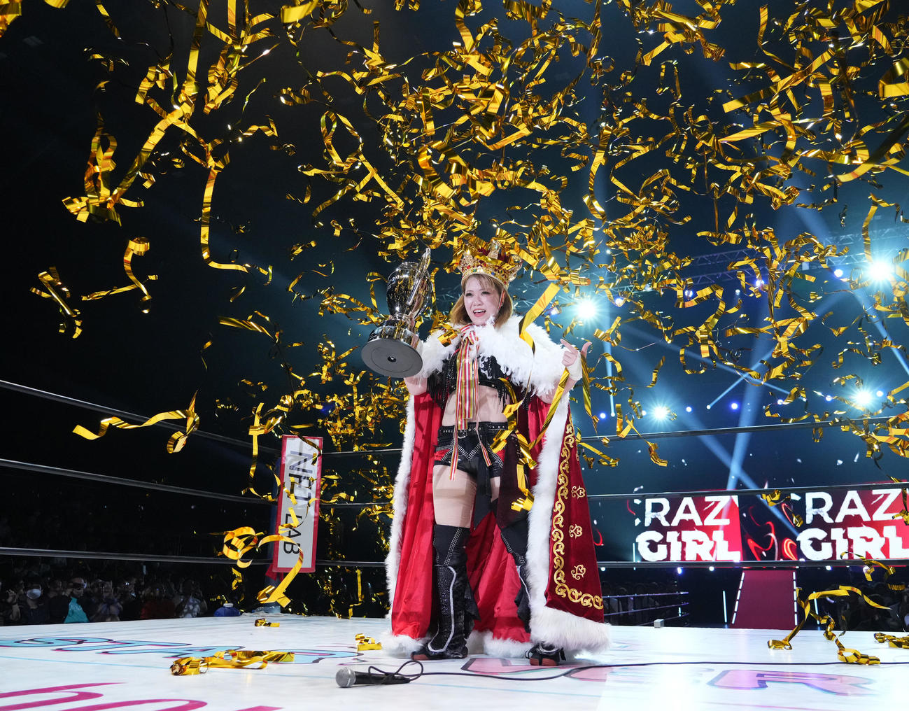 「5★STAR GP」で優勝し、トロフィーを手にする鈴季すず（撮影・菅敏）