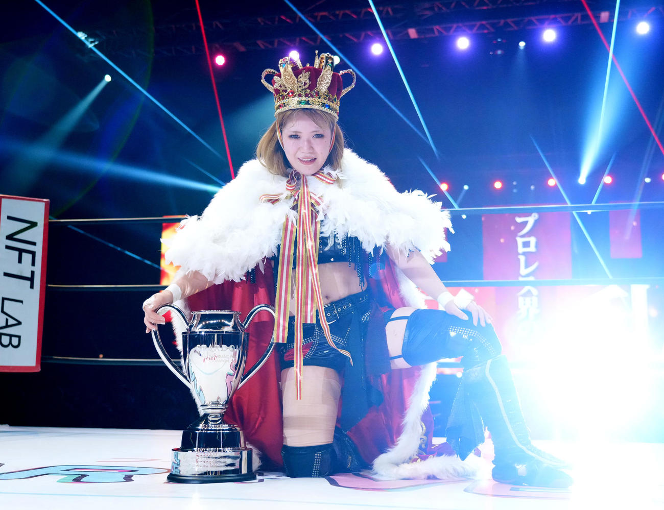 決勝で舞華を破り優勝し、トロフィーを前にする鈴季すず（撮影・菅敏）