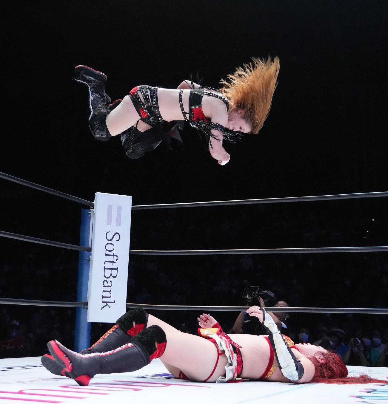 舞華（下）スカイツイスター・プレスを決め、勝利する鈴季すず（撮影・菅敏）