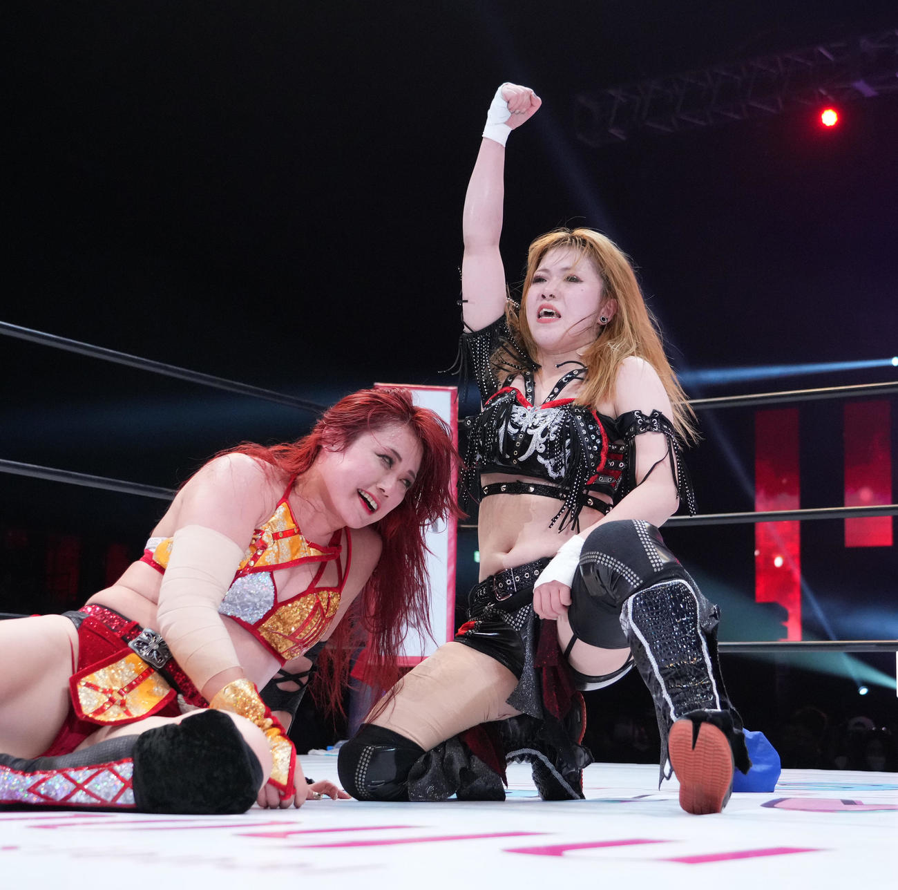 優勝決定戦で舞華（左）を破り、雄たけびを上げる鈴季すず（撮影・菅敏）
