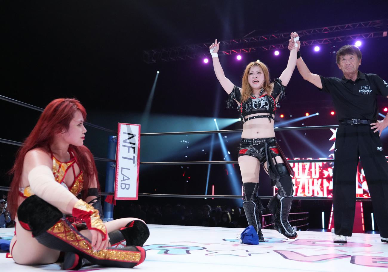 優勝決定戦で舞華（左）を破り、勝ち名乗りを受ける鈴季すず（撮影・菅敏）