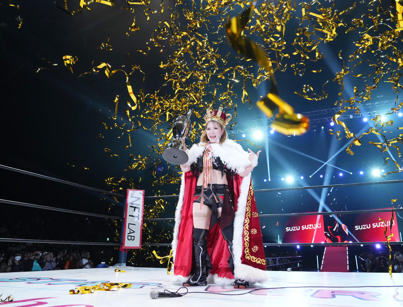 「5★STAR GP」で優勝し、トロフィーを手にする鈴季すず（撮影・菅敏）