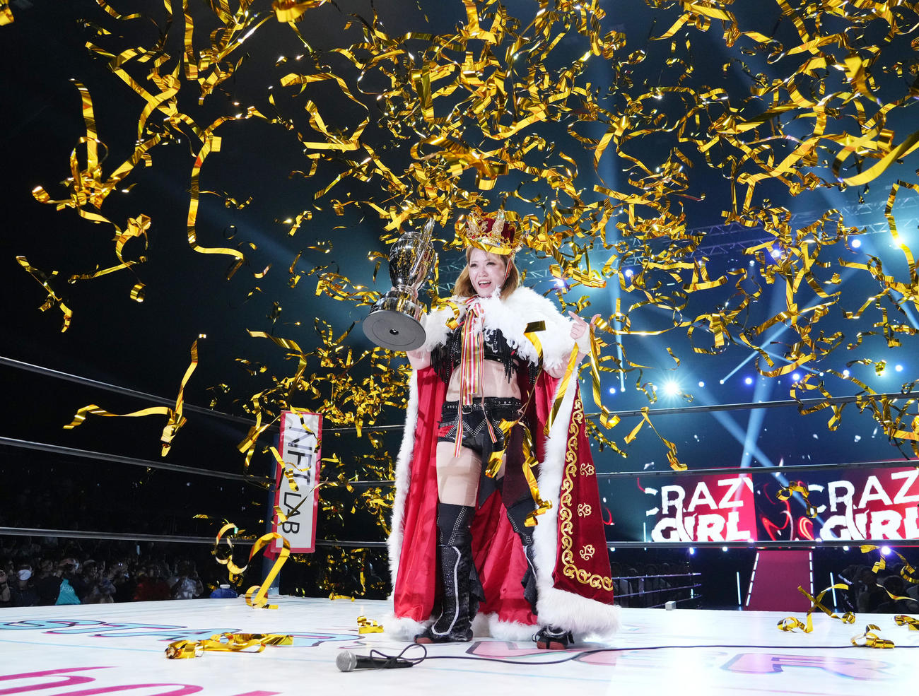 「5★STAR GP」で優勝し、トロフィーを手にする鈴季すず（撮影・菅敏）