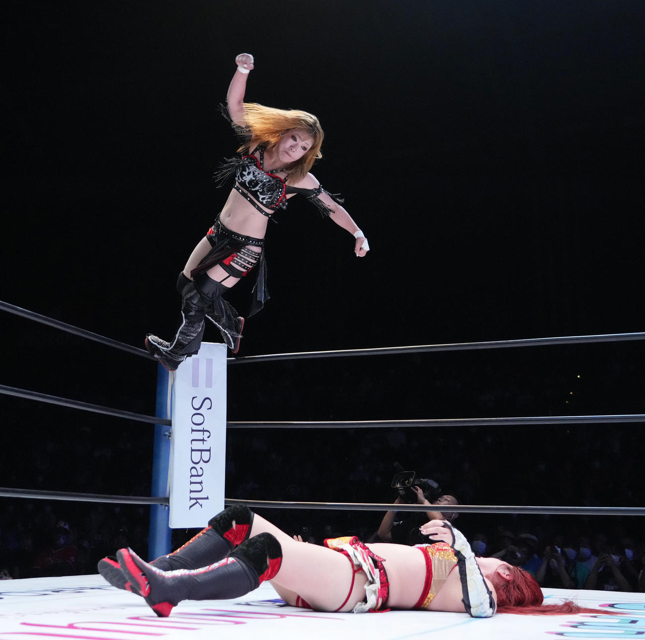 舞華に（下）スカイツイスター・プレスを決め、勝利する鈴季すず（撮影・菅敏）