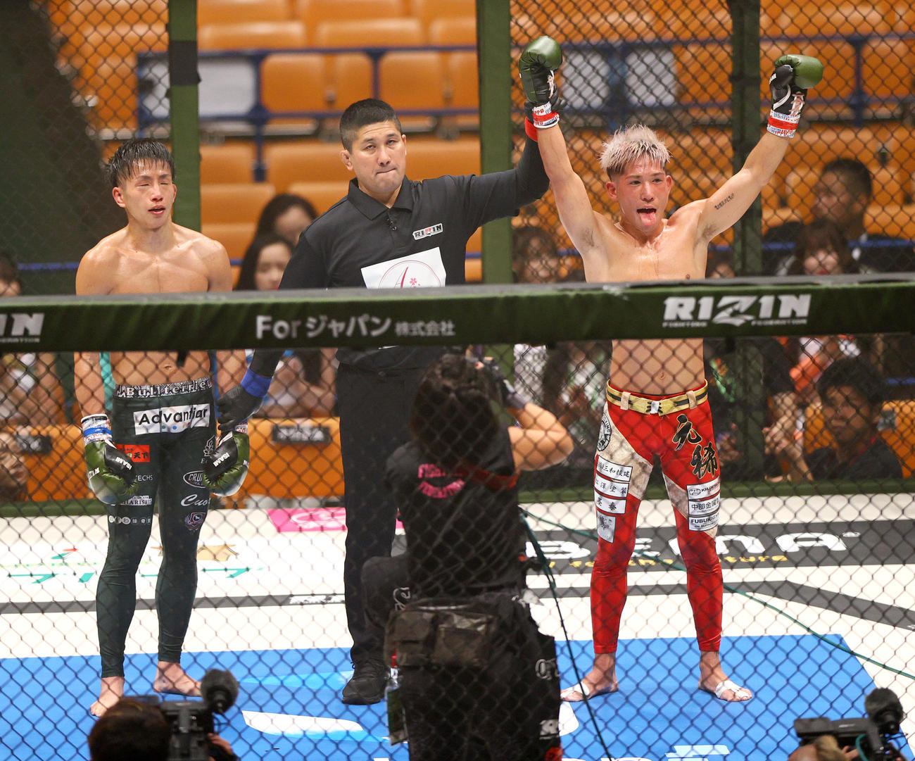 OPENING FIGHT第2試合　竹野元稀対内藤凌太　勝利した竹野（右）（撮影・上山淳一）