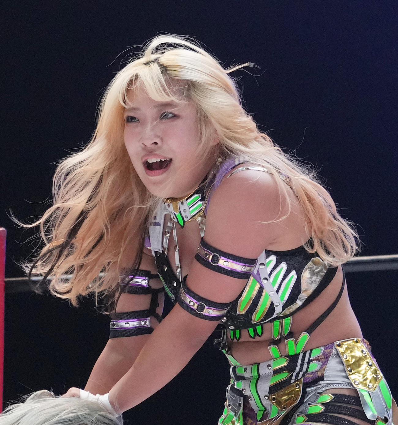 5★STAR GP 2023　渡辺桃の頭を持ち、攻めるAZM（撮影・菅敏）