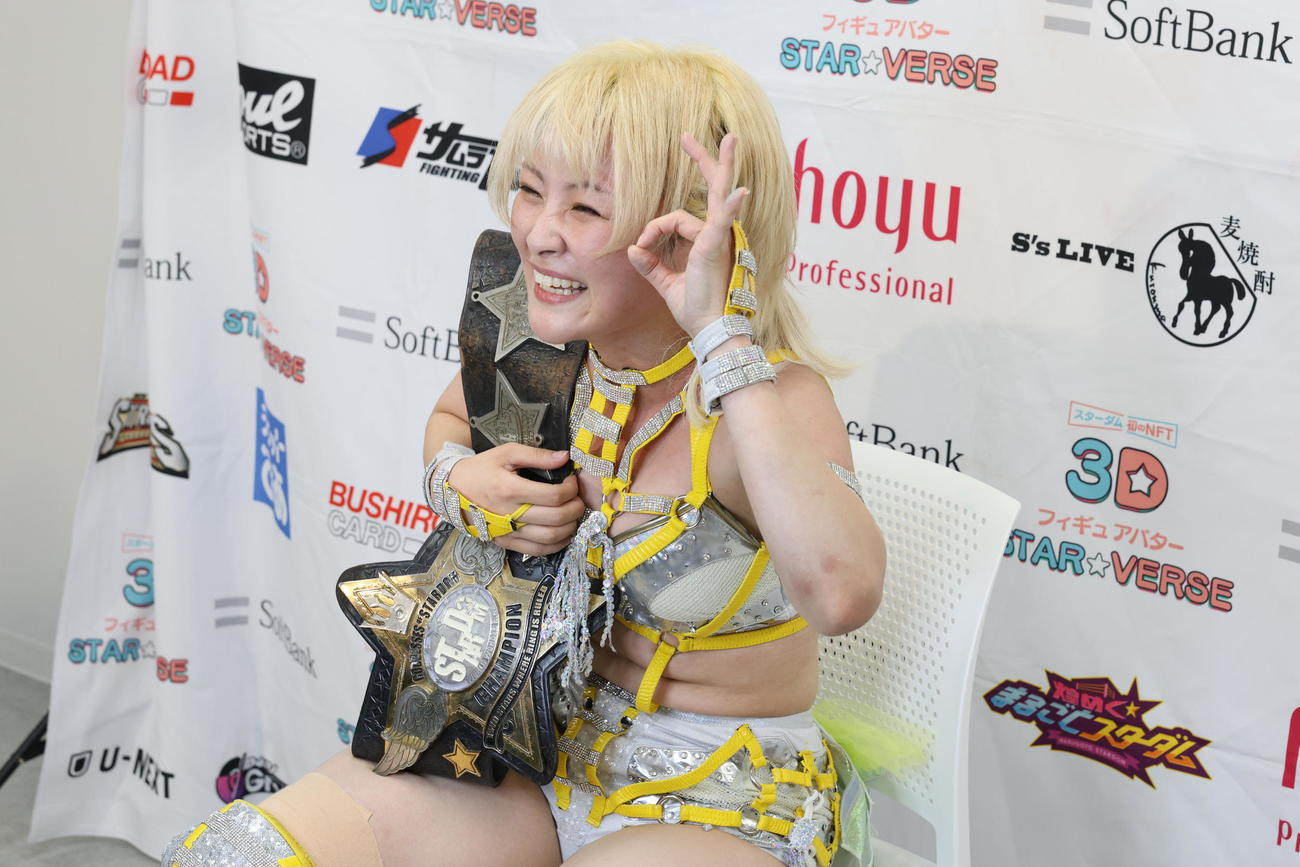 5★STAR GP 2023　バックステージで会心のぽいポーズのなつぽい（撮影・渋谷征平）