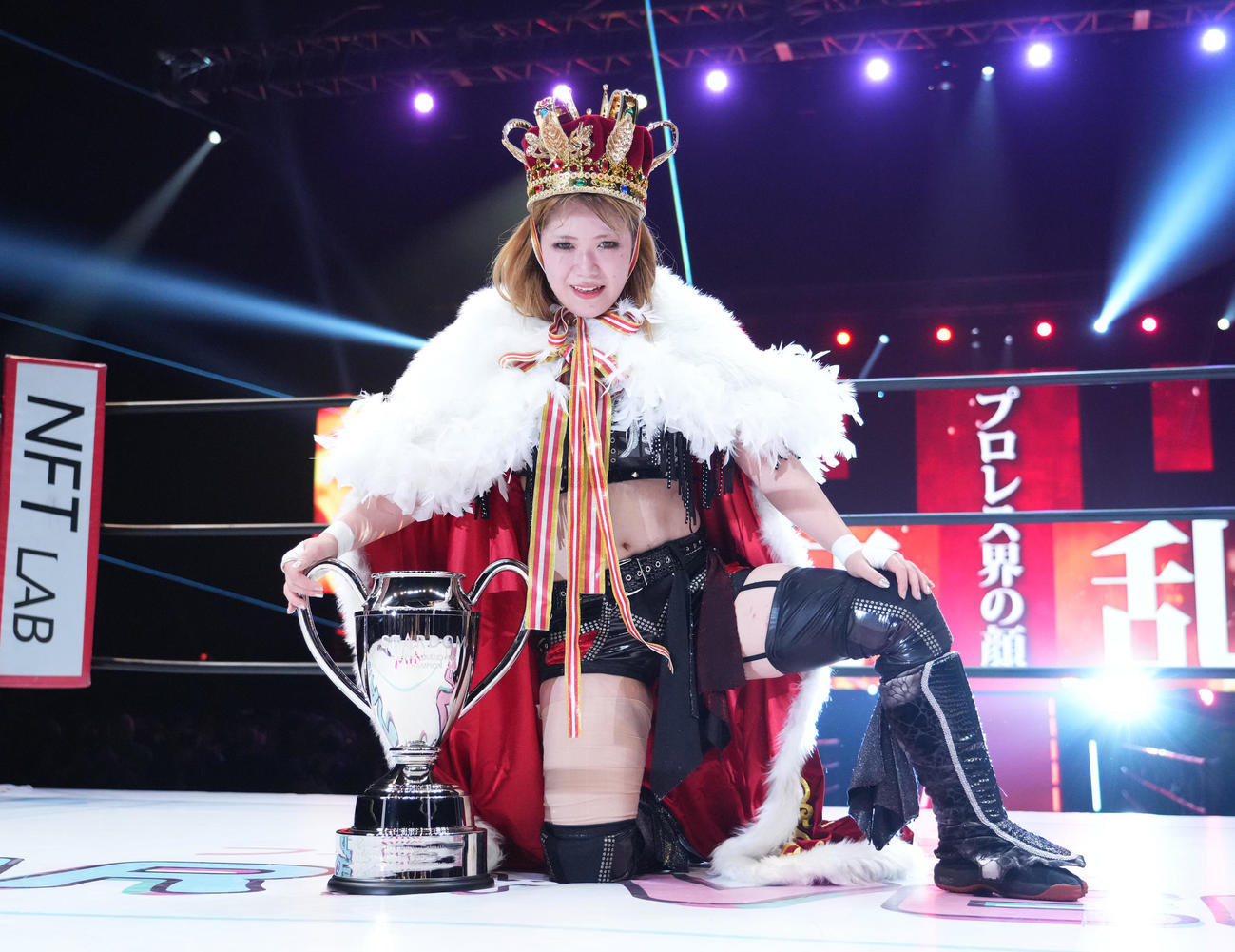 5★STAR GP　舞華を破り優勝し、トロフィーを前にする鈴季すず（撮影・菅敏）