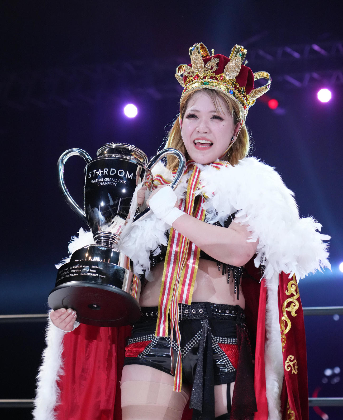 5★STAR GP　舞華を破り優勝し、トロフィー持つ鈴季すず（撮影・菅敏）