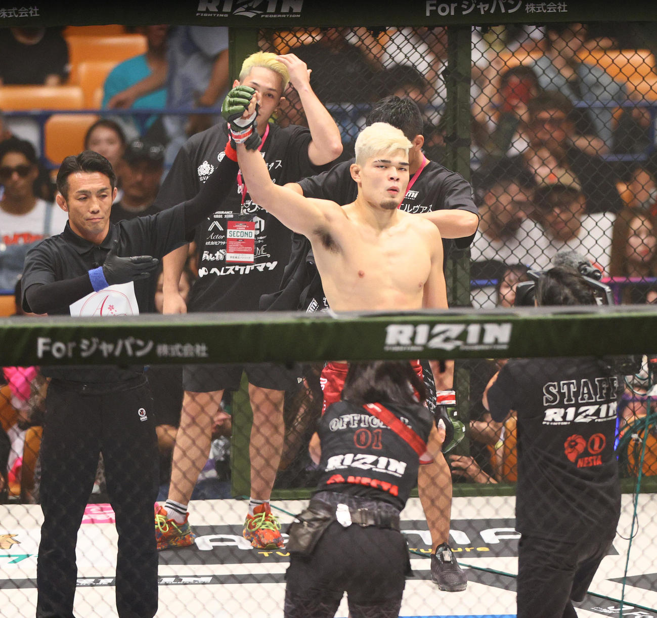 第7試合　イゴール・タナベ対ANIMAL☆KOJI ANIMAL☆KOJIに勝利したタナベ（右）（撮影・上山淳一）