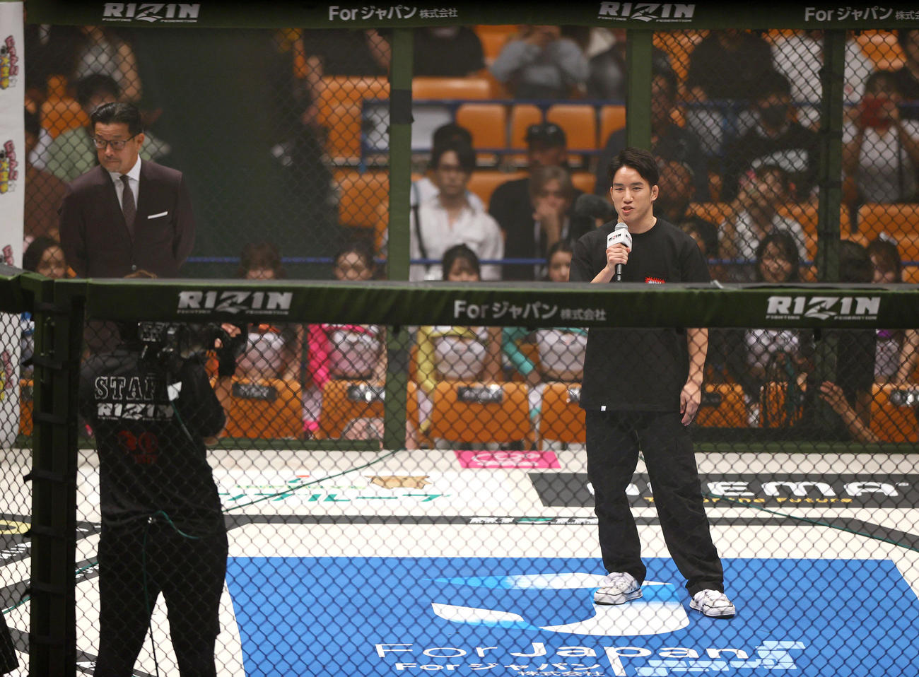 第9試合前、あいさつする朝倉海（撮影・上山淳一）