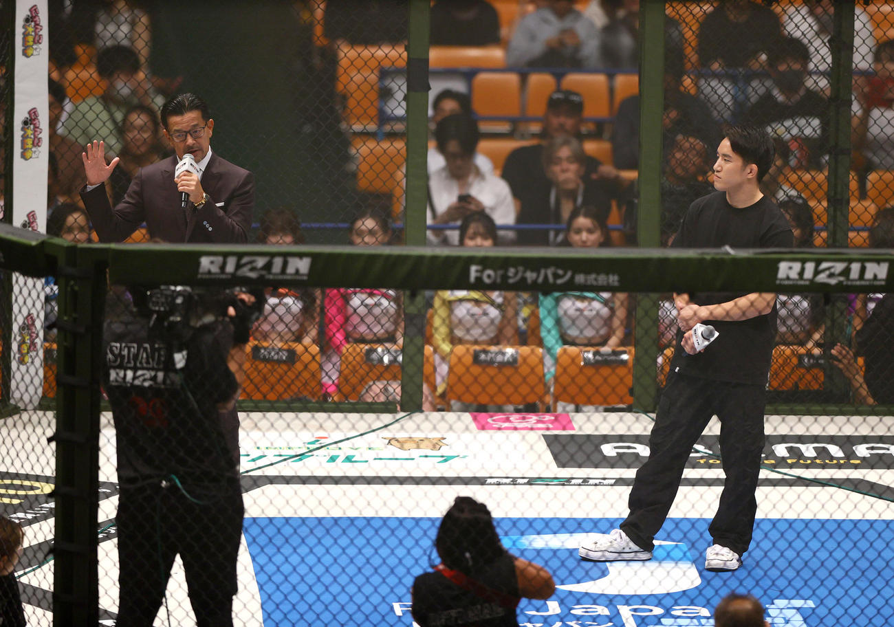 大晦日に試合をすると宣言した朝倉海（右）と榊原CEO（撮影・上山淳一）