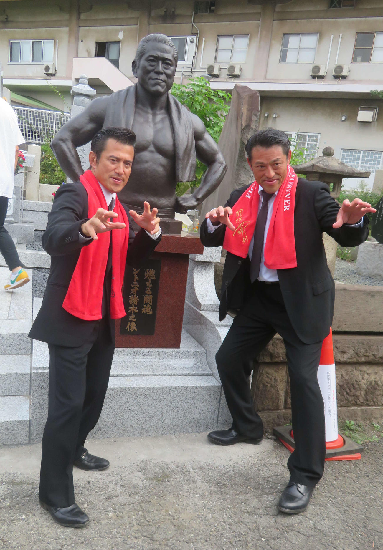 アントニオ猪木さん一周忌墓参で、銅像の前でポーズを取るアントキの猪木（右）とアントニオ小猪木