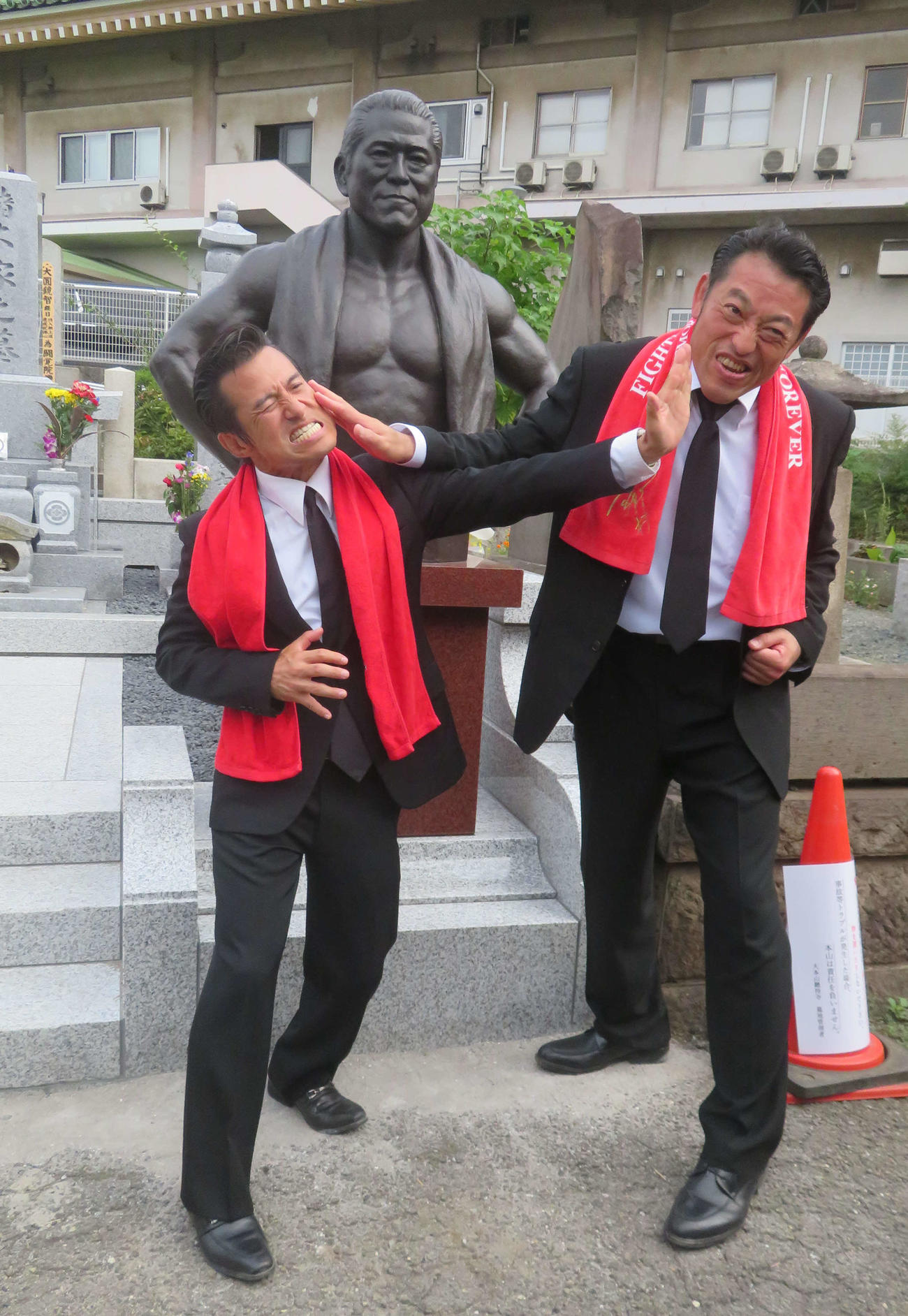 猪木さん一周忌に墓参したアントキの猪木（右）とアントニオ小猪木は銅像の前でビンタ合戦