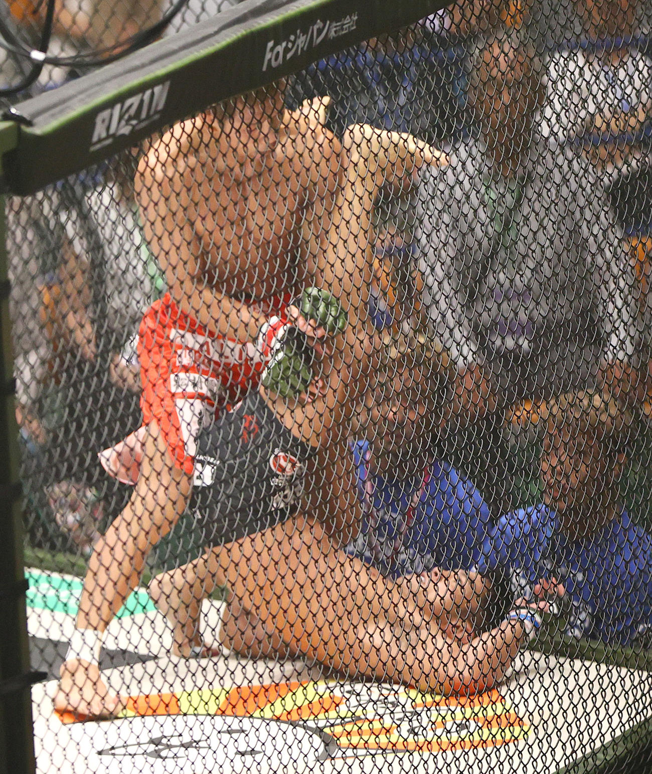 第13試合　所英男対アラン“ヒロ”ヤマニハ　2回、ヤマニハ（右）に関節技を決める所（撮影・上山淳一）