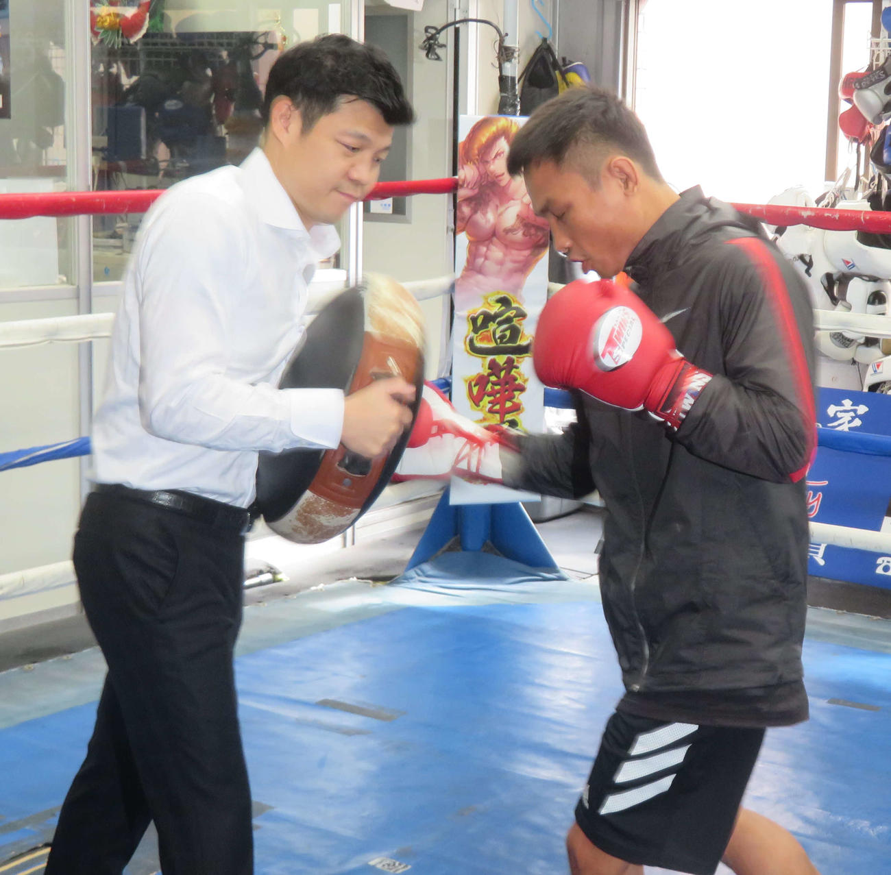 3150FIGHT亀田興毅ファウンダー（左）のドラムミットにパンチを打ち込むWBC世界ミニマム級正規王者パンヤ・プラダブシー