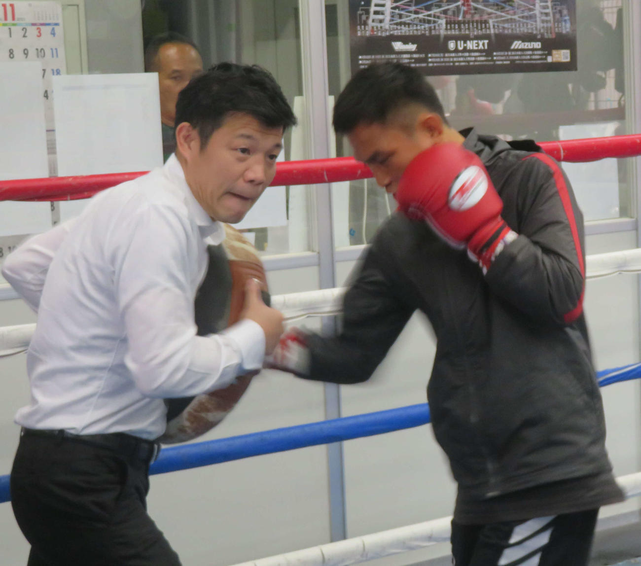 3150FIGHT亀田興毅ファウンダー（左）とドラムミット打ちを公開したWBC世界ミニマム級正規王者パンヤ・プラダブシー