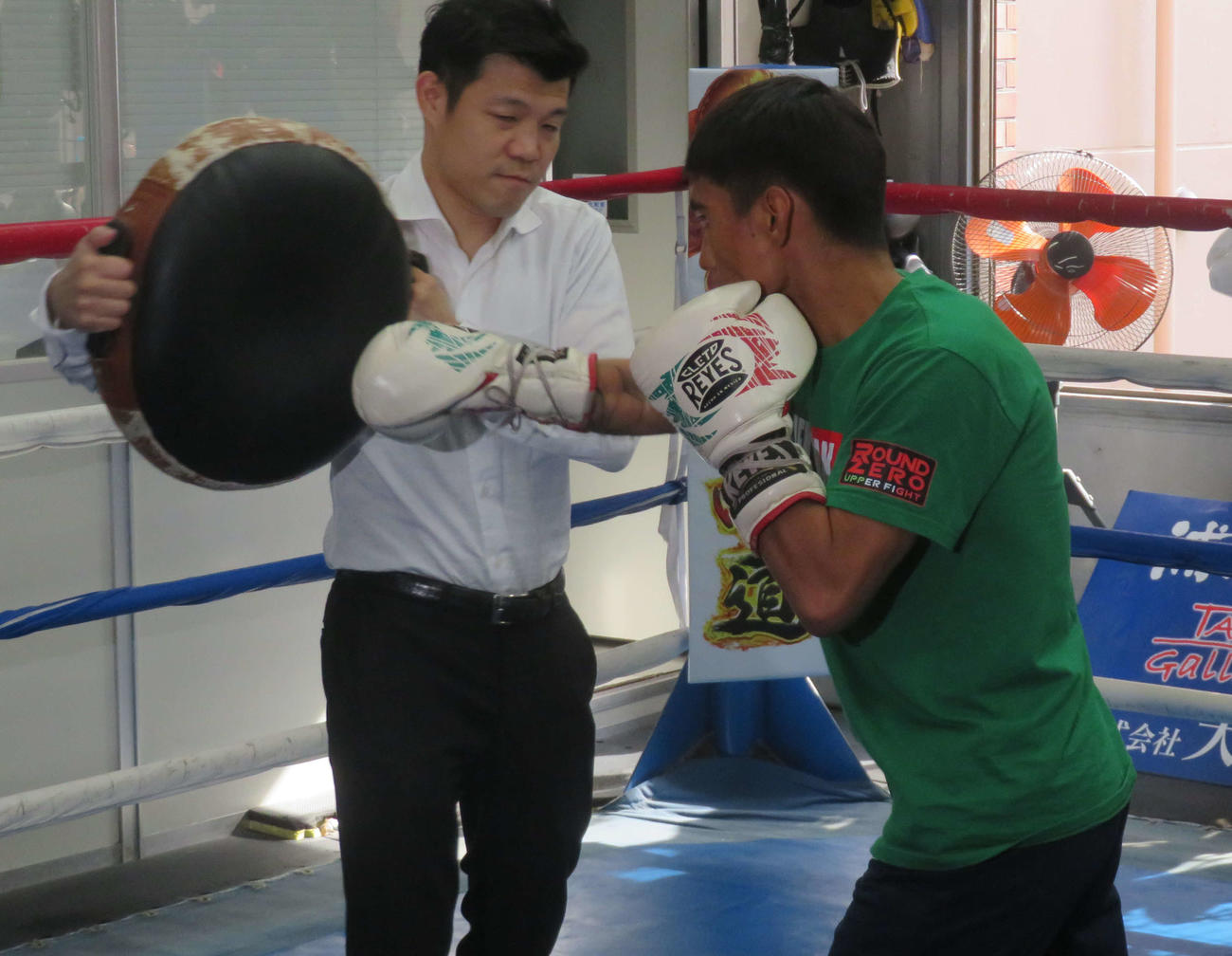 興行プロモートする亀田興毅氏（左）のドラムミットに右ストレートを放ったIBF世界ミニマム級正規王者ダニエル・バラダレス