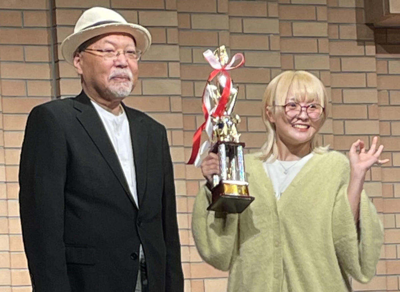 5★STAR GP」の表彰式で、殊勲賞を受賞したなつぽい（右）と、スターダムのエグゼクティブ・プロデューサーのロッシー小川氏