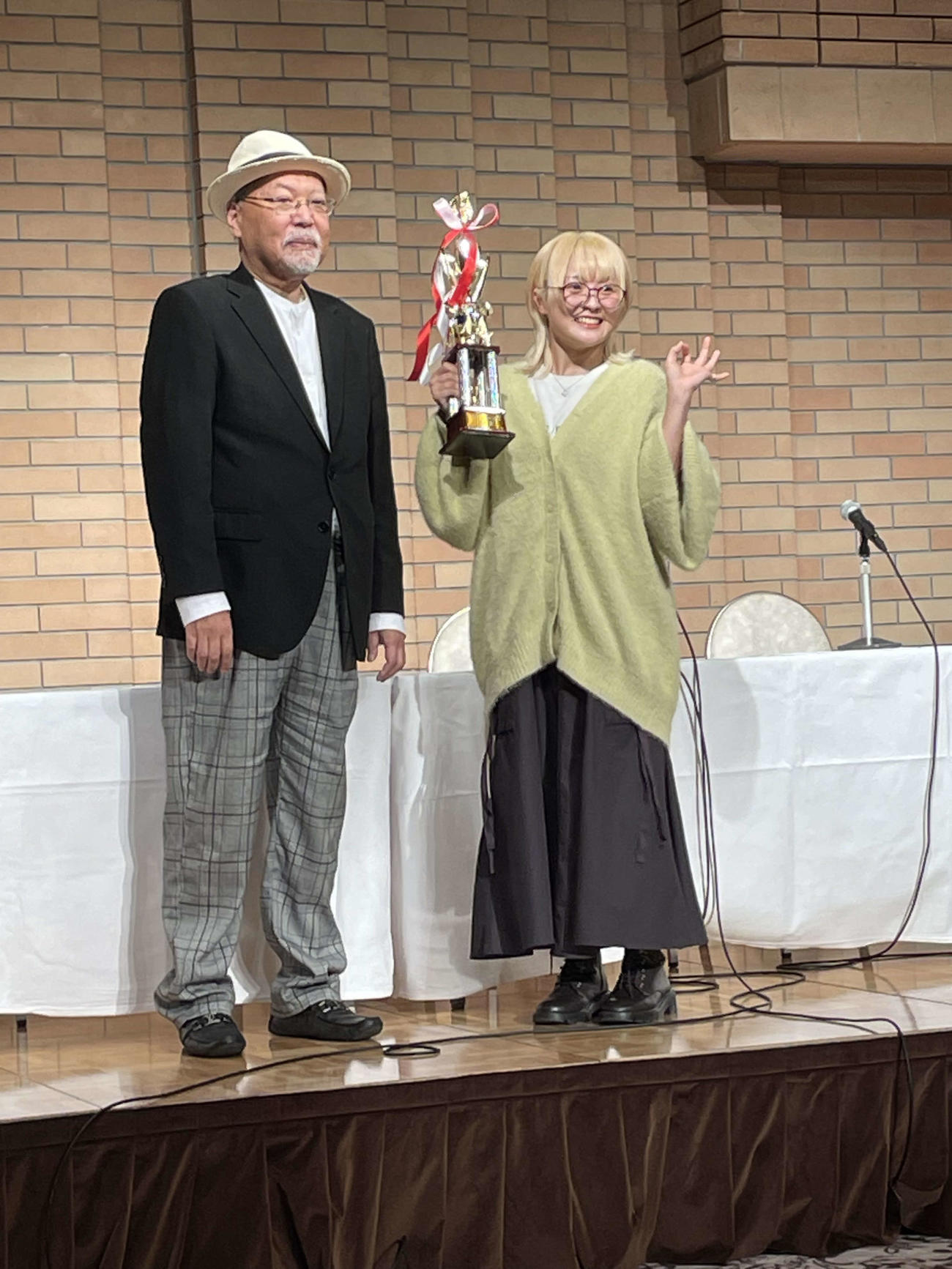 5★STAR GP」の表彰式で、殊勲賞を受賞したなつぽい（右）と、スターダムのエグゼクティブ・プロデューサーのロッシー小川氏