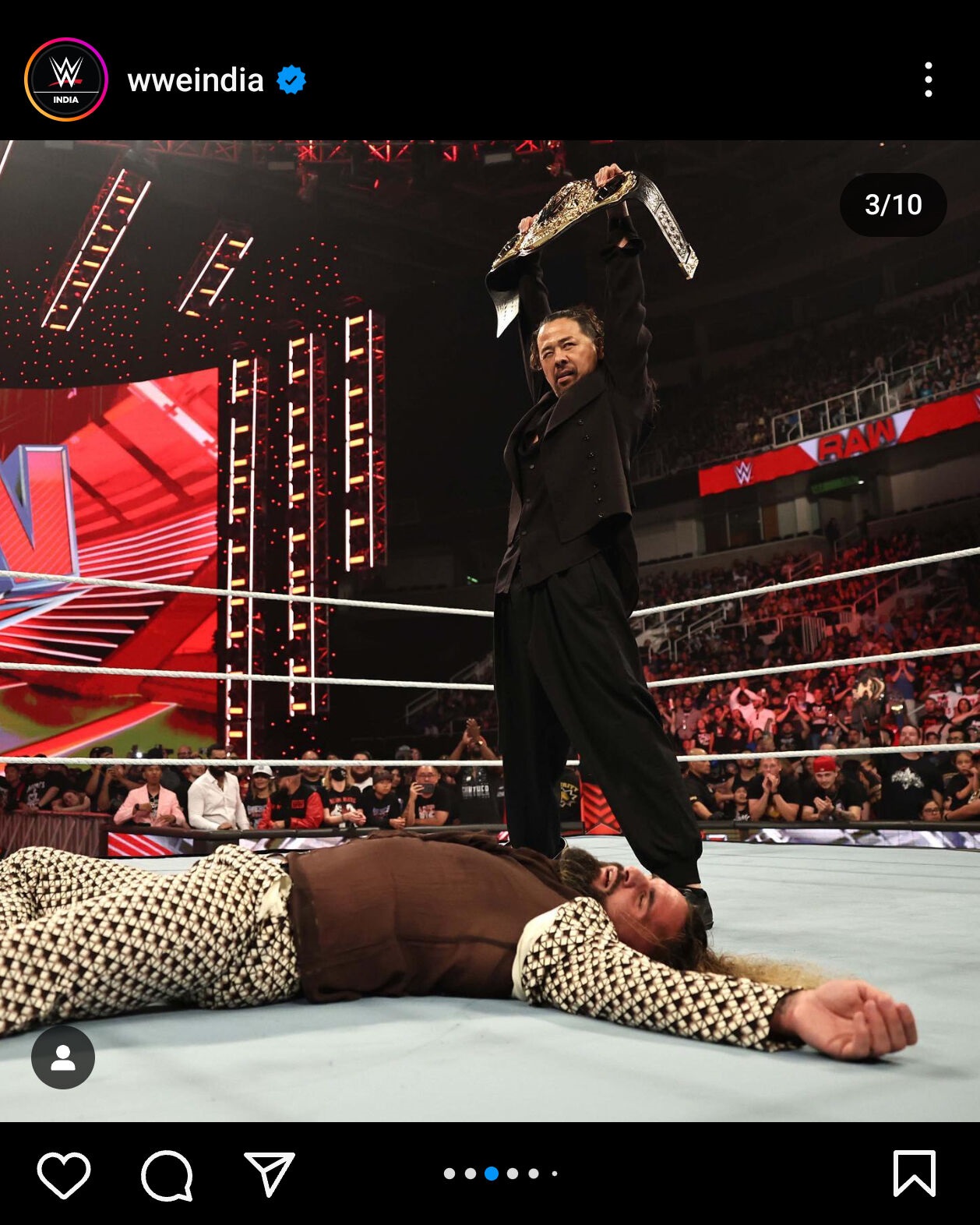 WWE世界ヘビー級王者セス“フリーキン”ロリンズ（手前）を襲撃し、10カウントを数えた上で王座ベルトを掲げた中邑真輔（WWEインド公式インスタグラムから）