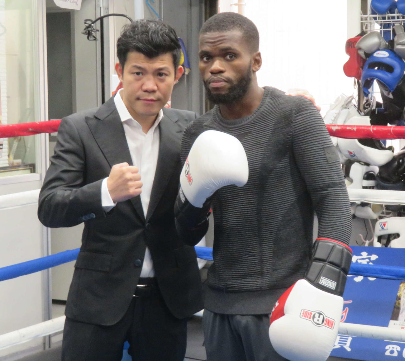 視察した3150FIGHT亀田興毅ファウンダー（左）と写真撮影に応じるIBF世界フェザー級8位レラト・ドラミニ
