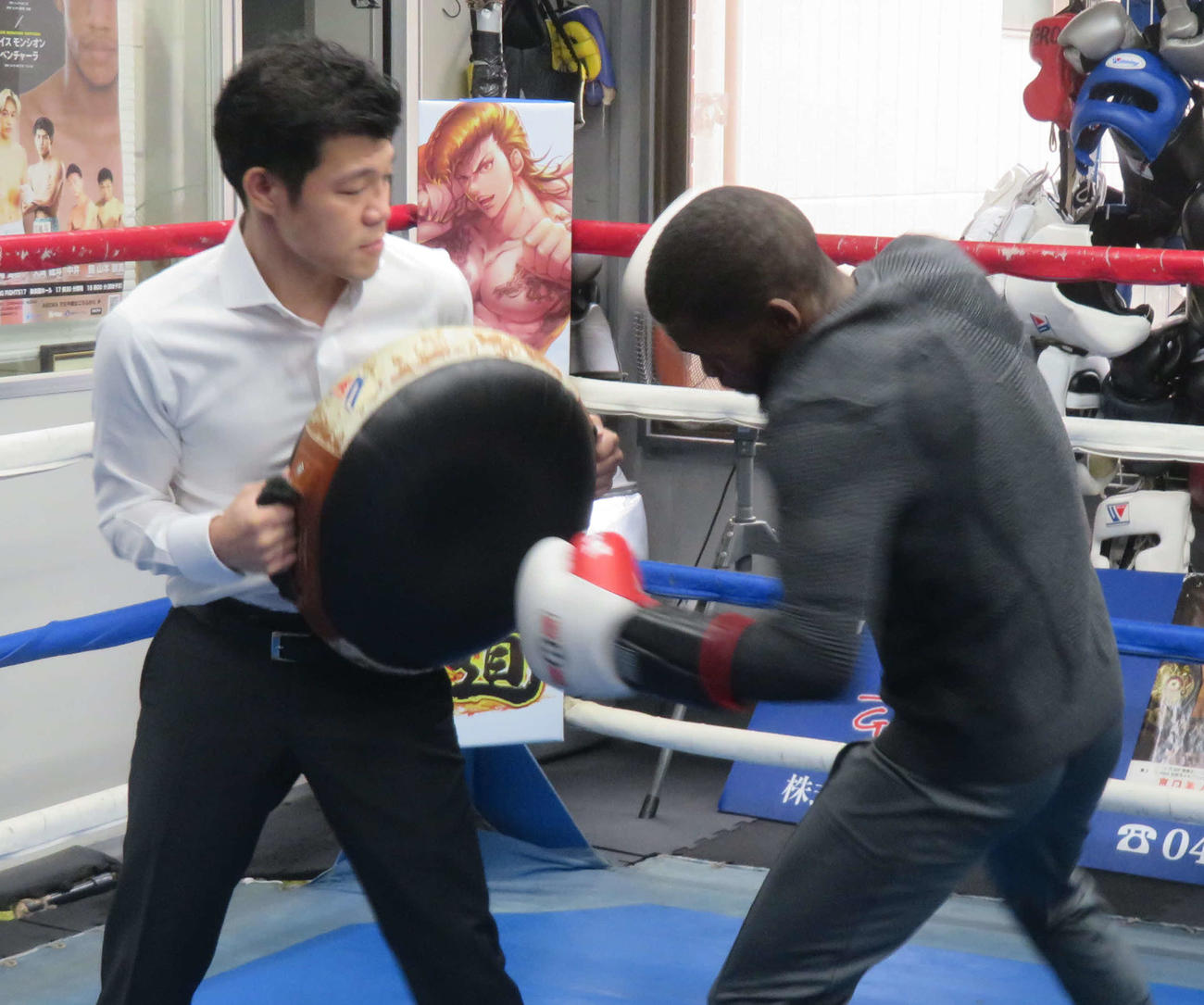亀田和毅と対戦するIBF世界フェザー級8位レラト・ドラミニ（右）のパンチをドラムミットで受ける亀田興毅氏