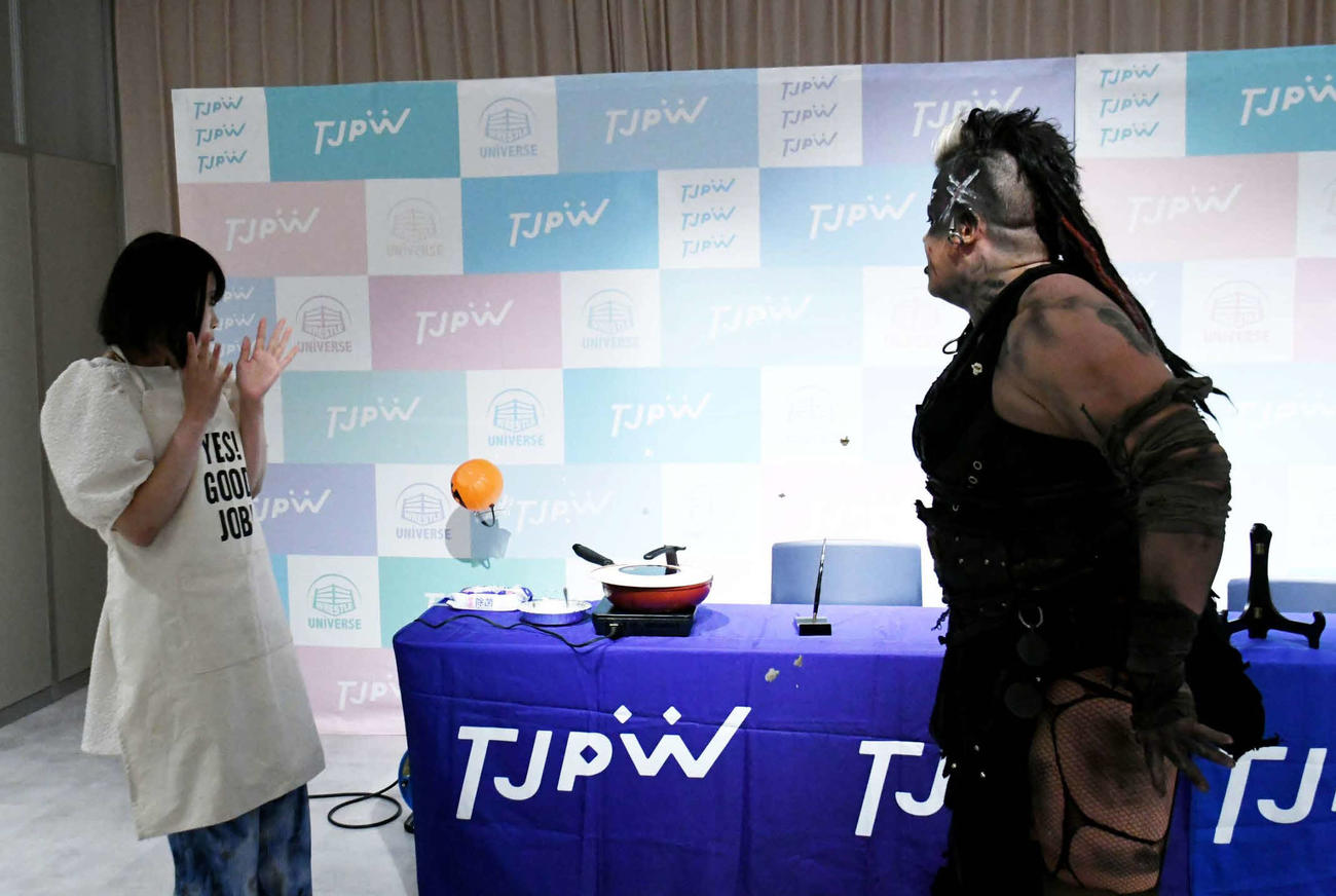 9日の八王子大会の調印式で、暴れ出すインペイラー（右）に驚く辰巳リカ（東京女子プロレス提供）