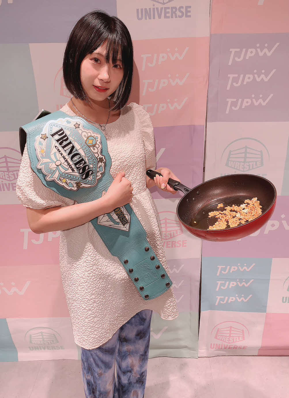 9日の八王子大会の調印式でポップコーン作る辰巳リカ（東京女子プロレス提供）