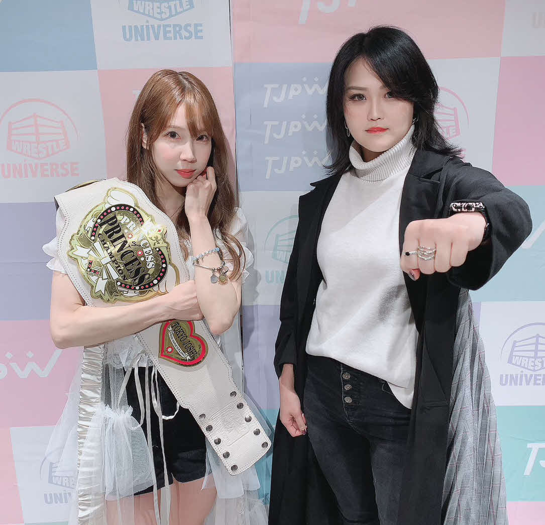 9日の八王子大会の調印式を行ったプリンセス・オブ・プリンセス王者の瑞希（左）と挑戦者の山下実優（東京女子プロレス提供）