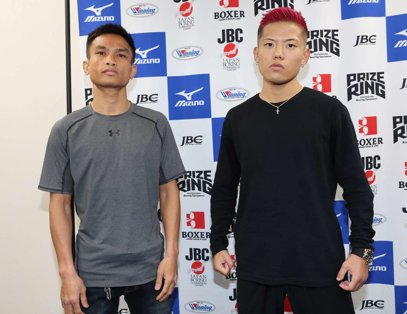 予備検診を終えて写真に納まるパンヤ・プラダブシー（左）と重岡優大（撮影・丹羽敏通）